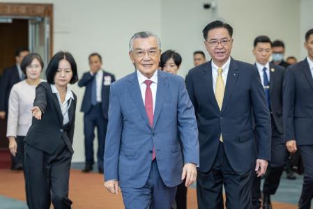 我國領袖代表林信義今（28）日上午啟程前往韓國，並在登機前發表談話