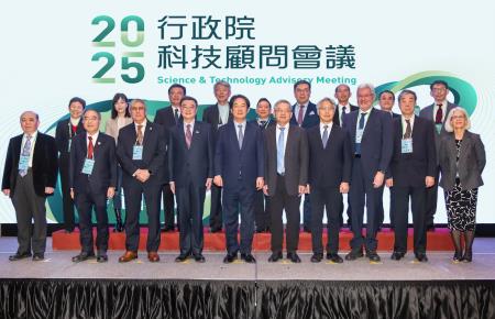 2025行政院科技顧問會議開幕式大合照  左起 王寳貫科技顧問、陳文章科技顧問、Ehud Keinan科技顧問、行政院卓榮泰院長、賴清德總統、行政院吳誠文政務委員、廖俊智首席科技顧問、Robert Schlögl科技顧問、孔祥重科技顧問、  Dawn Freshwater科技顧問