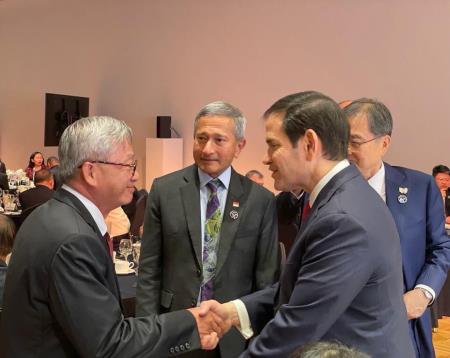 國科會主委吳誠文（前左）與美國國務卿盧比歐（Marco Rubio）（前右）及其他APEC成員經濟體官方代表。（APEC台灣代表團提供）